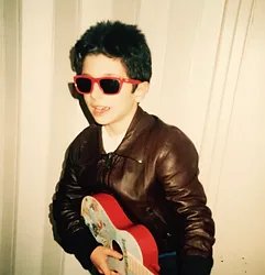 Tonton Banane avec une guitare